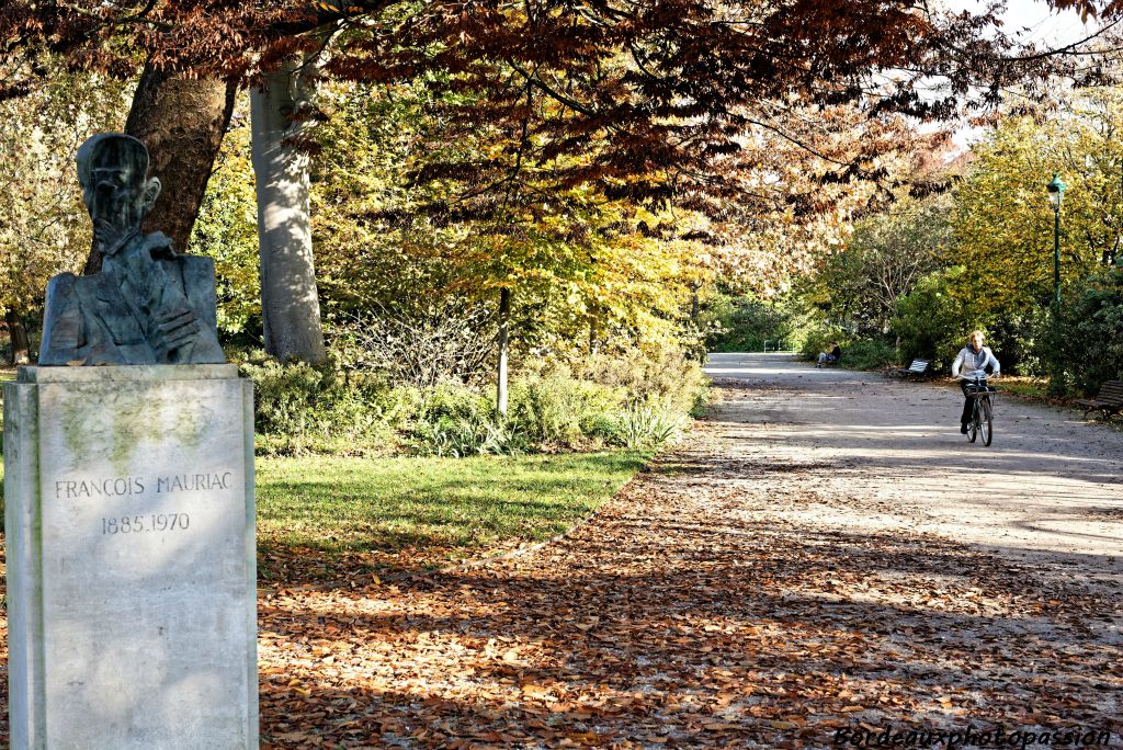 La statue de François Mauriac au carrefour de 2 chemins attend chaque automne la chute des feuilles.